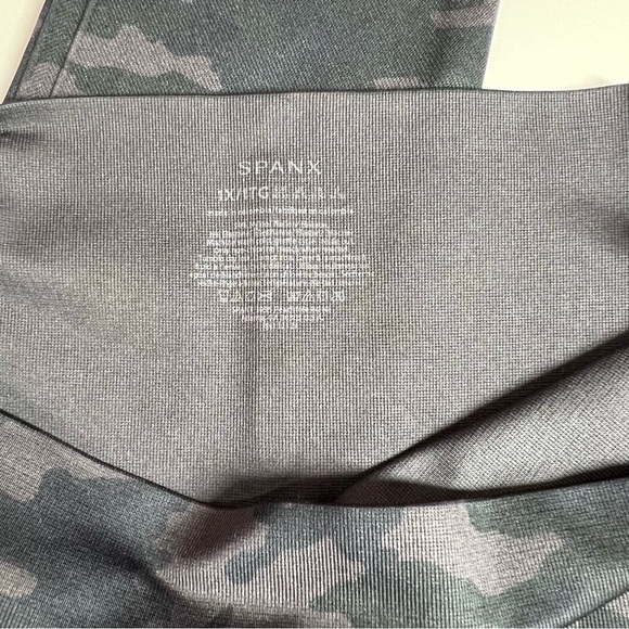 SPANX Look At Me Now Cropped Black Camo Leggings 1X - Picture 6 of 7